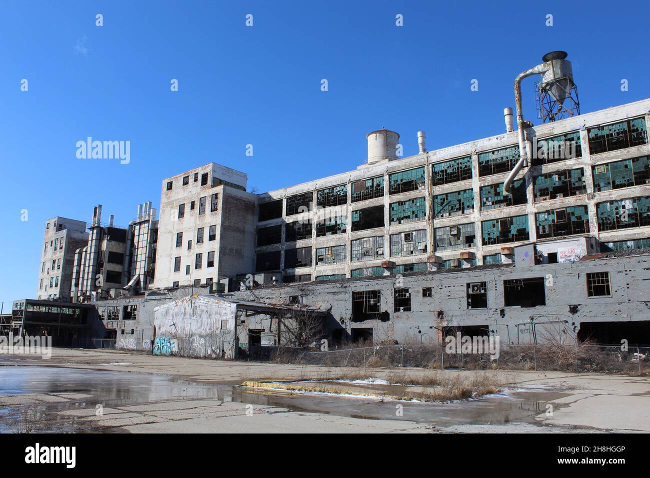 L'usine Fisher Body 21 a été abandonnée à Detroit avec une grande flaque à l'avant Banque D'Images
