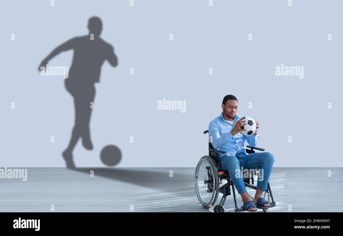 Forme du joueur de football derrière un homme noir handicapé, image conceptuelle Banque D'Images Forme du joueur de football derrière un homme noir handicapé, image conceptuelle Banque D'Images