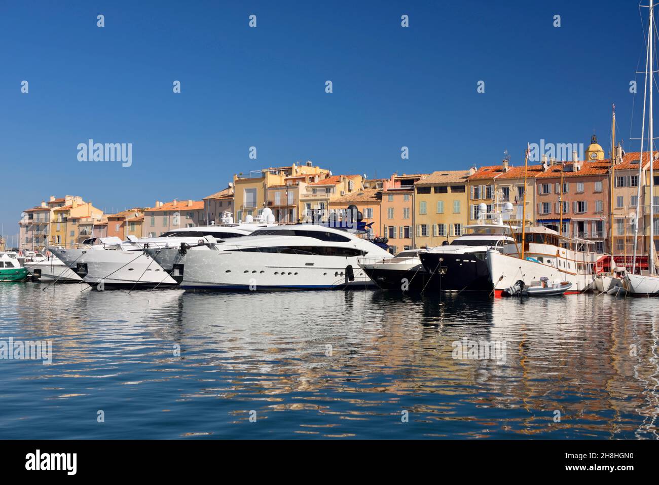 France, Var, Saint-Tropez, quai Jean Jaurès, bateaux de luxe dans le port Banque D'Images