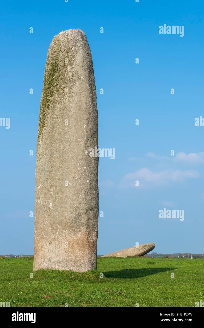 France, Finistère, pays d'Iroise, Plourde, menhirs Kergadiou,La haute de 8.75 m et l'autre à 11m, la deuxième par sa hauteur en France Banque D'Images