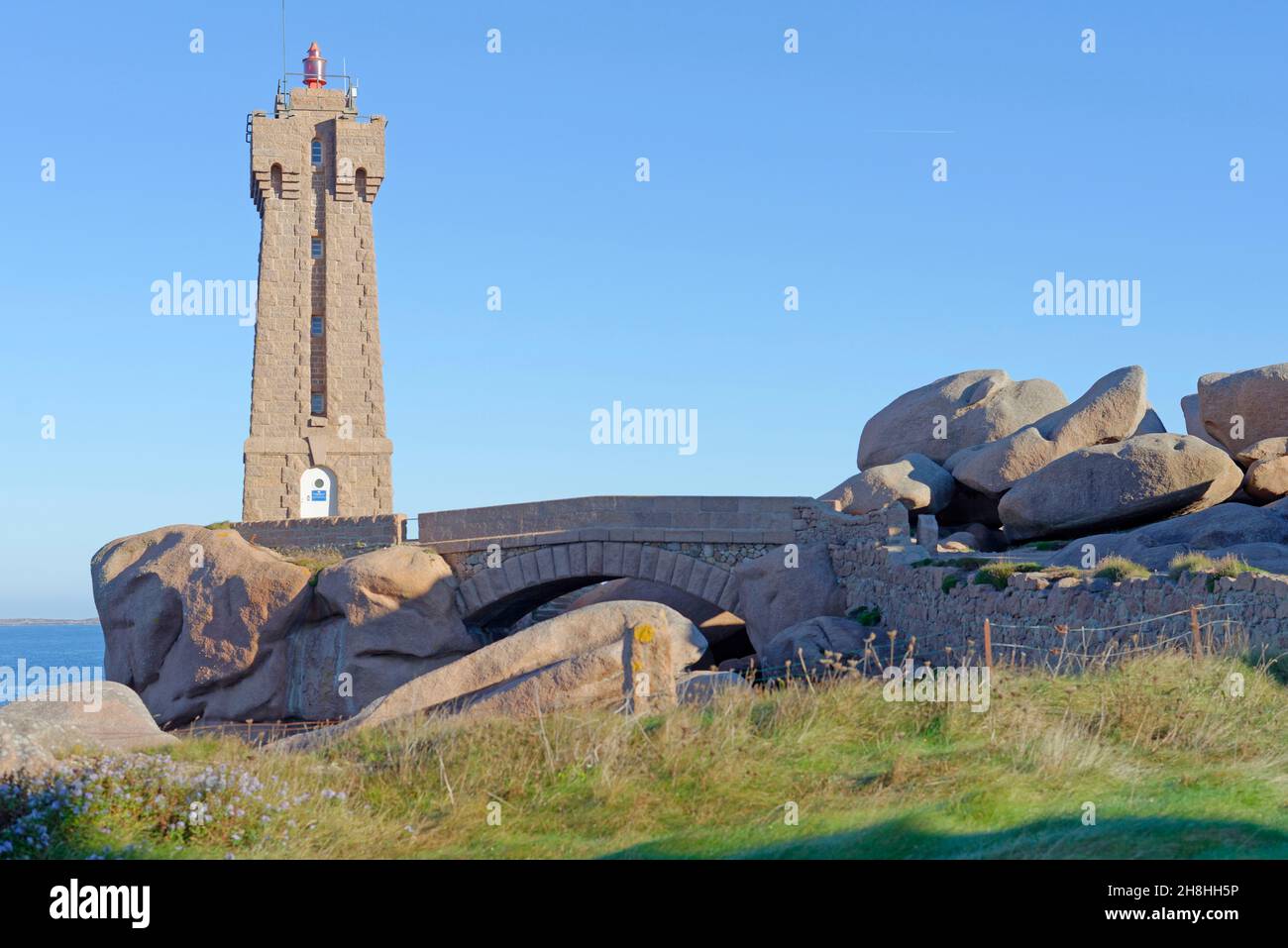 France, Côtes d'Armor, Perros Guirec, Ploumanac'h, Côte de granit Rose, pointe de Scewel, sur le sentier de la douane ou le sentier de randonnée GR 34, Ploumanac'h ou le phare de Ruz Mean Banque D'Images