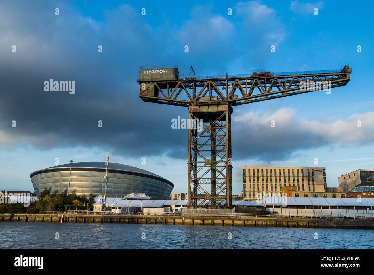 Royaume-Uni, Écosse, Glasgow, Finnieston grue avec OVO Hydro à l'arrière Banque D'Images