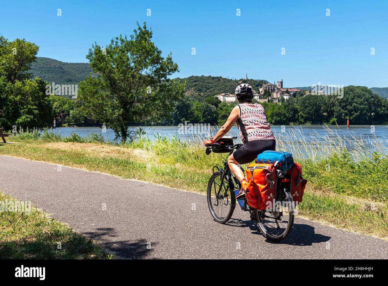 France, Ardeche, ViaRôna, Viviers, cycliste sur le ViaRôna avec Viviers en arrière-plan Banque D'Images