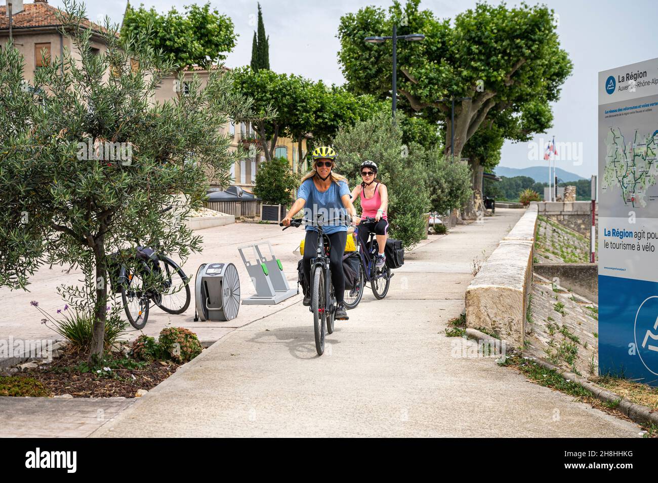 France, Ardèche, ViaRôna, Bourg-Saint-Andéol, cycliste sur la ViaRôna Banque D'Images