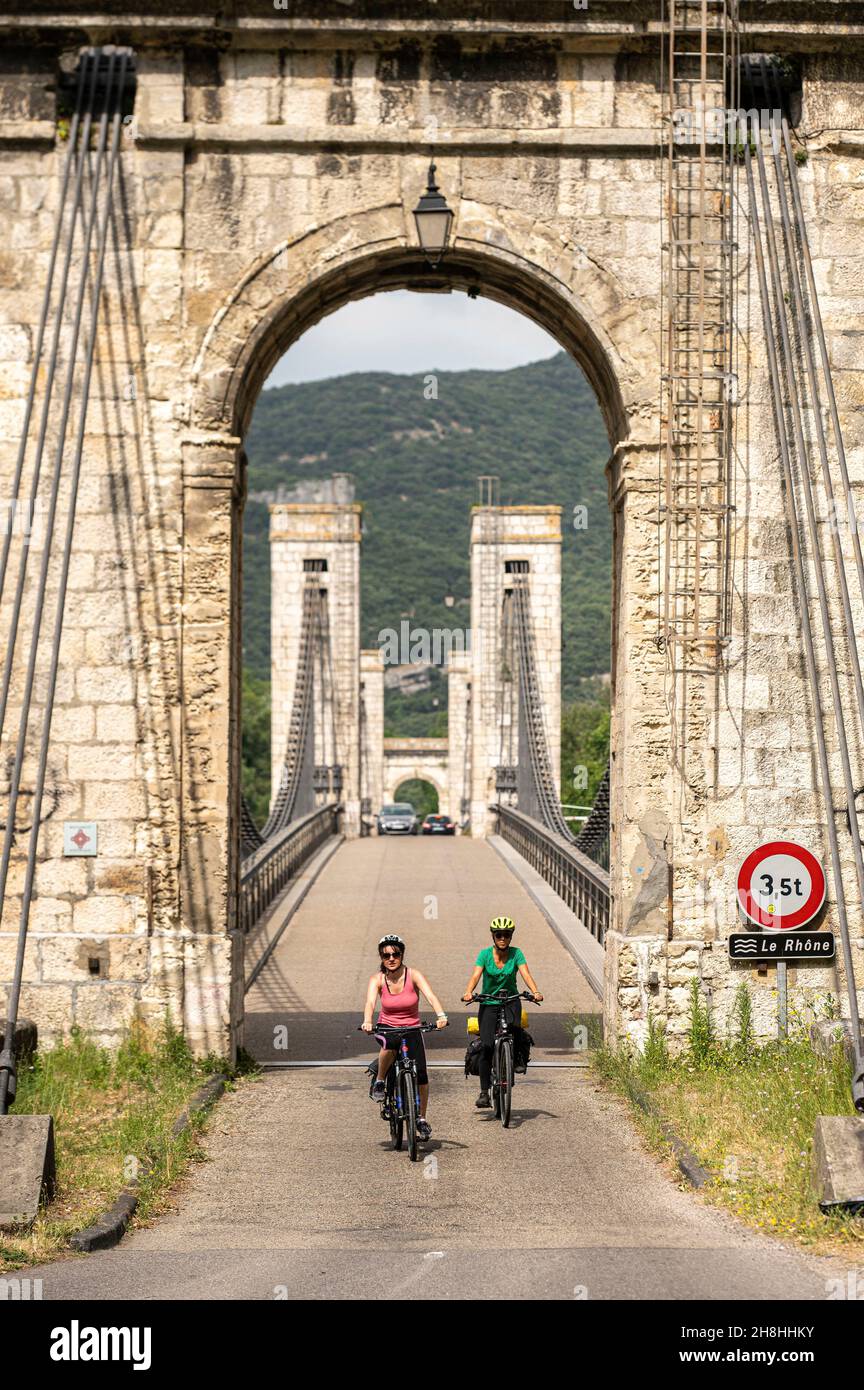 France, Ardèche, ViaRôna, Viviers, cyclistes sur le ViaRôna entre Viviers et Bourg-Saint-Andéol au pont Roubine Banque D'Images