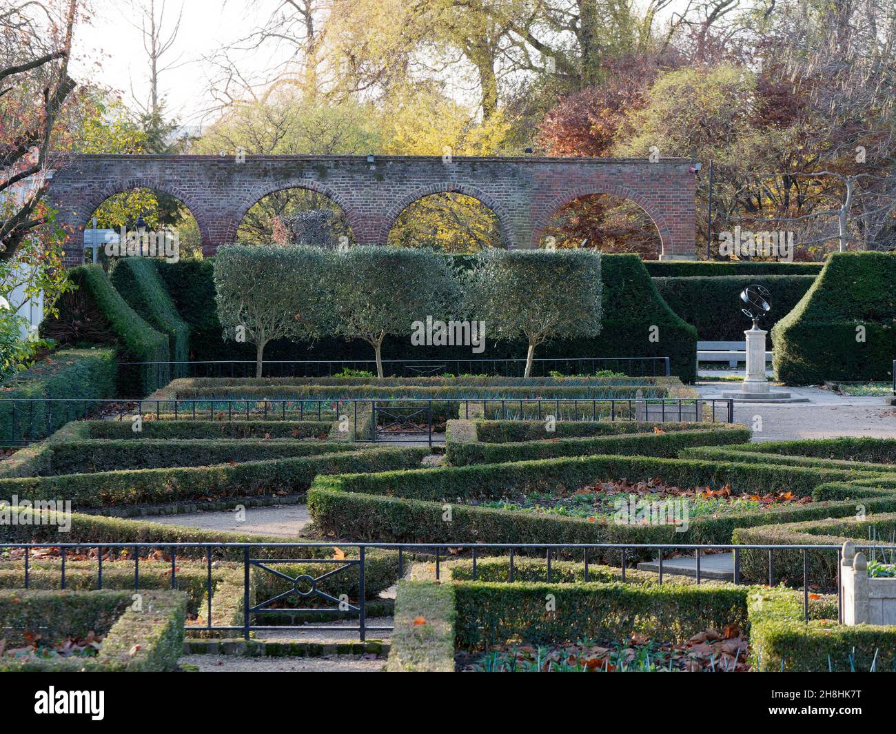 Londres, Grand Londres, Angleterre, novembre 28 2021 : Dutch Garden à Holland Park, le jour de l'automne. Banque D'Images
