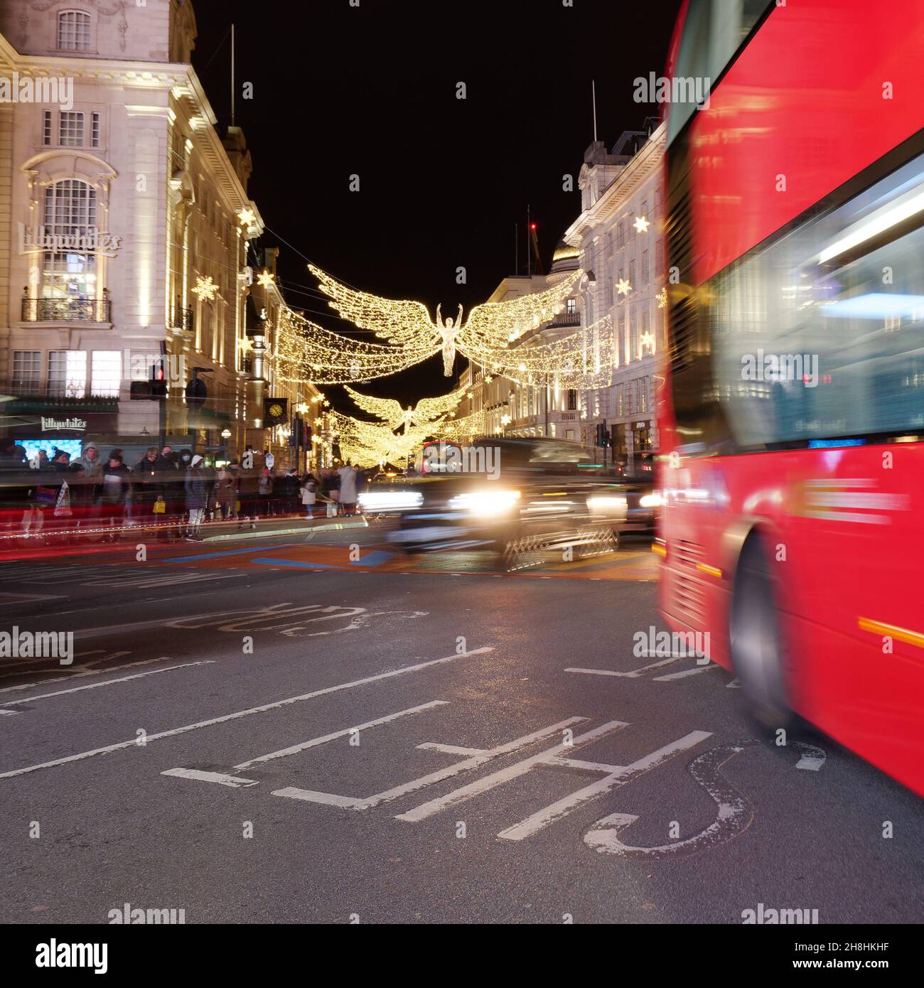 Spirit of Christmas lumière festive sur Regent Street St James en passant par le trafic à Piccadilly Circus Banque D'Images