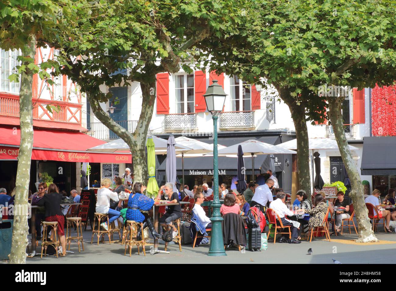 France, Pyrénées Atlantiques, pays Basque, Saint Jean de Luz, place Louis XIV, terrasses de cafés avec la célèbre pâtisserie de la Maison Adam en arrière-plan Banque D'Images
