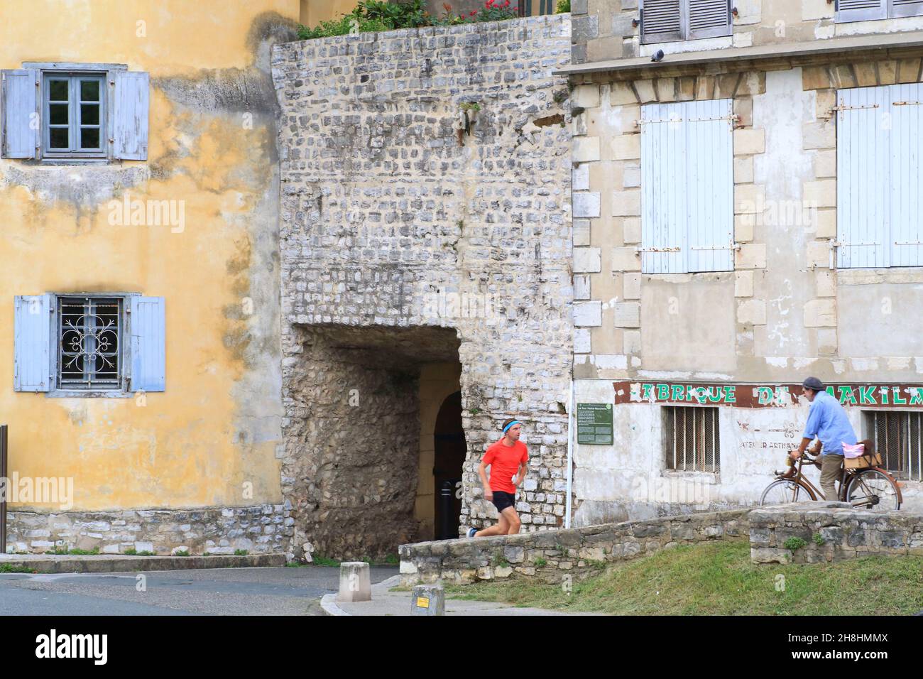 France, Pyrénées Atlantiques, pays Basque, Bayonne, Boulevard du Rempart Lachepaaillet et la Tour Vieille Boucherie Banque D'Images