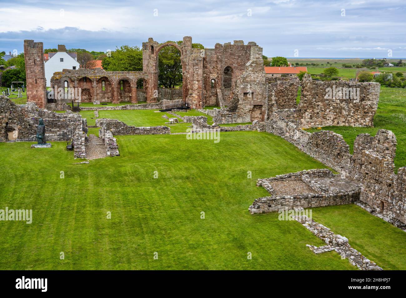 Vue sur les ruines du Prieuré de Lindisfarne depuis le Heugh sur l'île Sainte, sur la côte de Northumberland en Angleterre, Royaume-Uni Banque D'Images