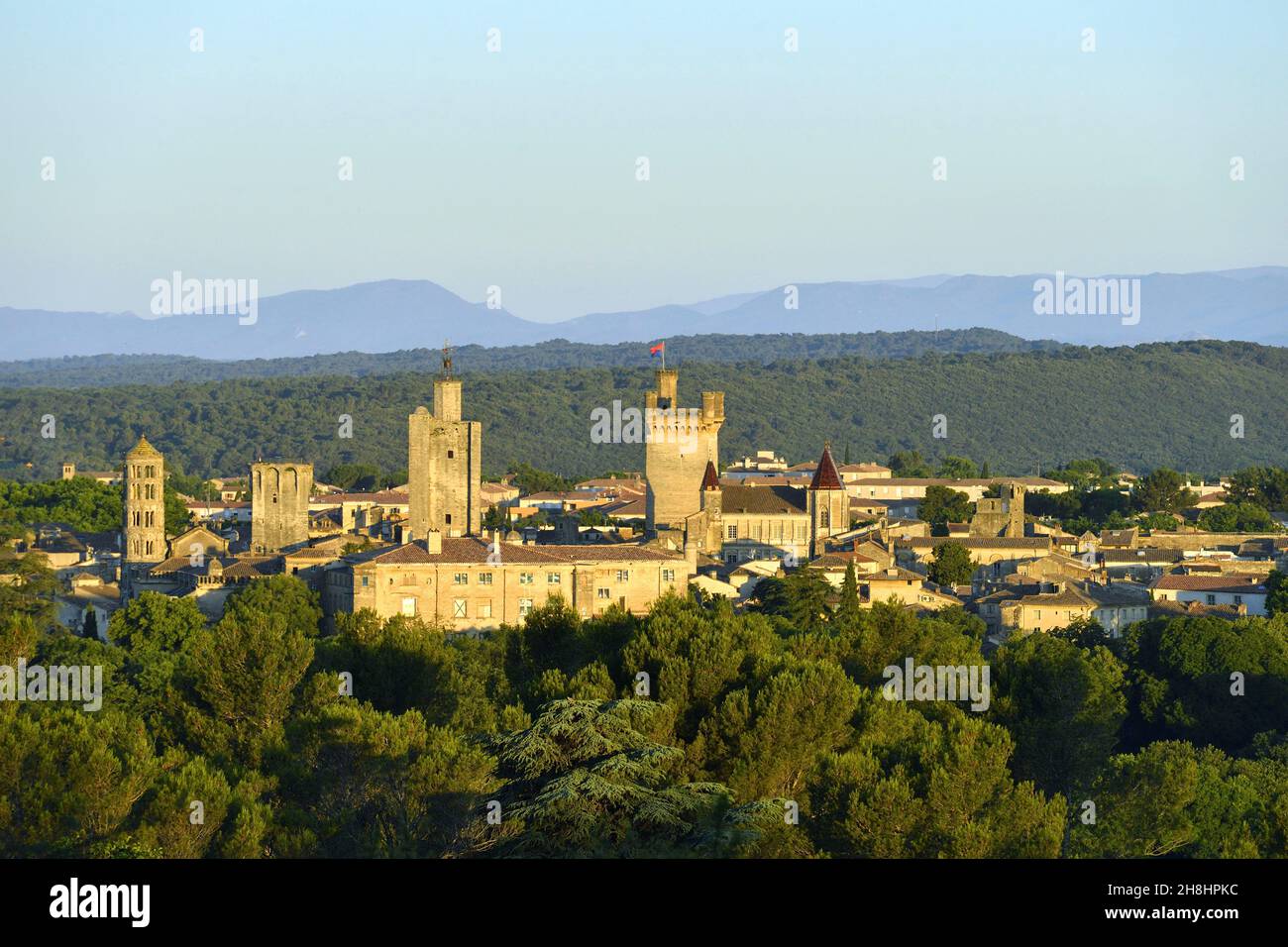 La France, Gard, Pays d'Uzege, Uzes, le château ducal appelé le Duche et St Theodorit Cathédrale avec la tour fenestrelle Banque D'Images