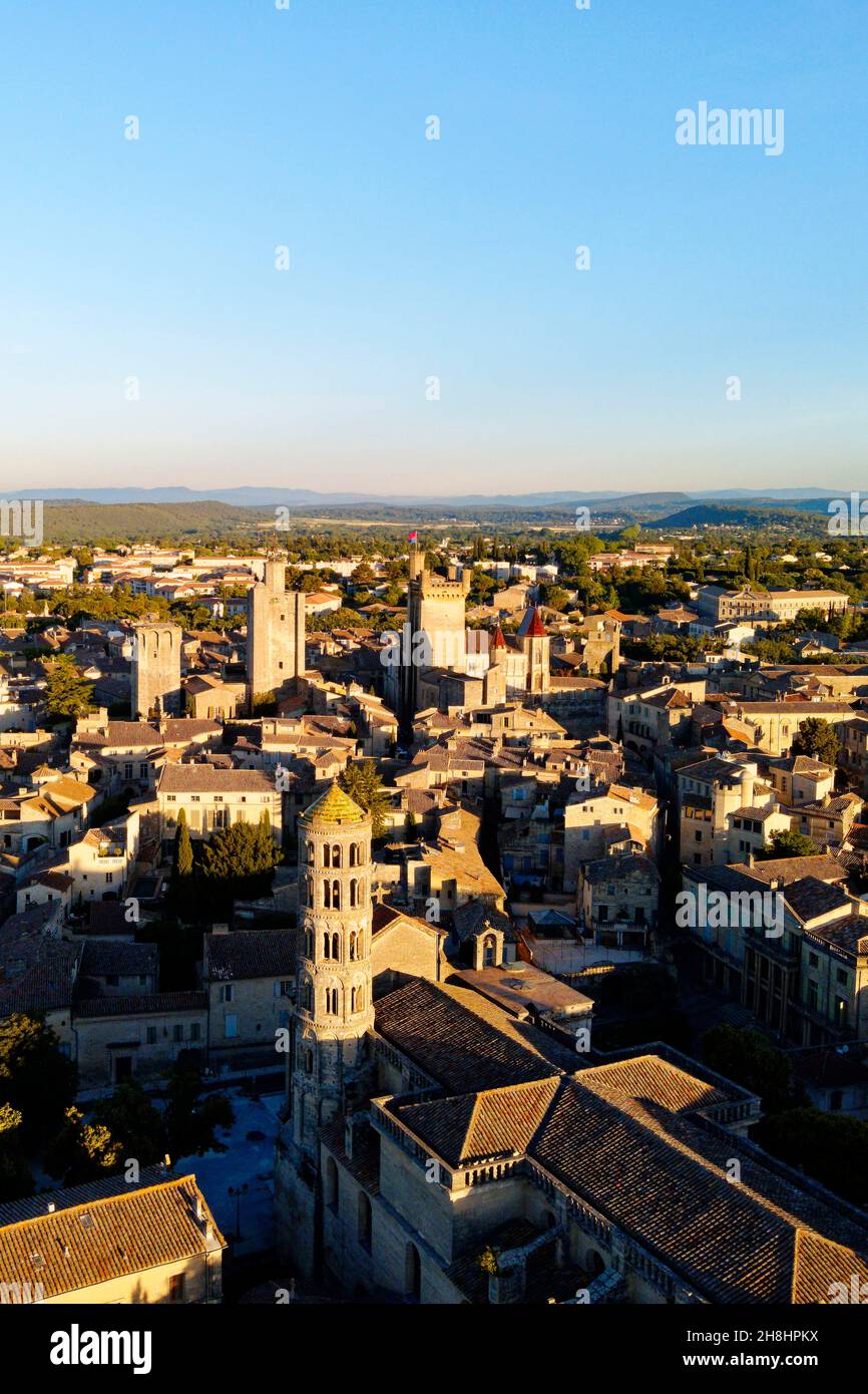 France, Gard, pays d'Uzege, Uzès, vue générale avec le château ducal connu sous le nom de Duche et cathédrale St Theodorit avec la tour Fenestrelle (vue aérienne) Banque D'Images