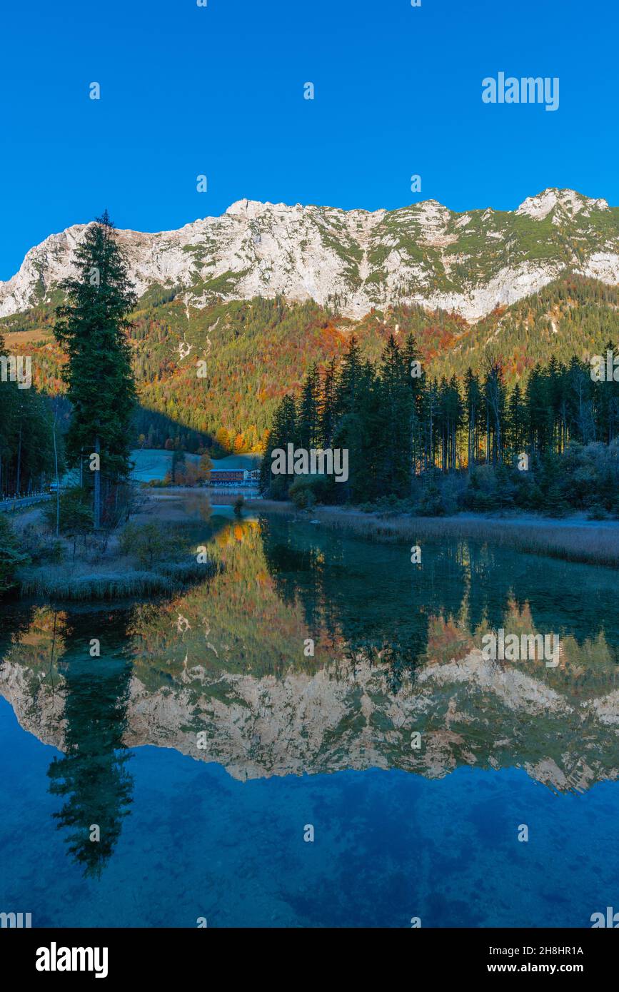 Lac Hintersee au début d'une matinée glacielle en octobre avec ses couleurs d'automne fantastiques, Ramsau près de Berchtesgaden, haute-Bavière, sud de l'Allemagne Banque D'Images