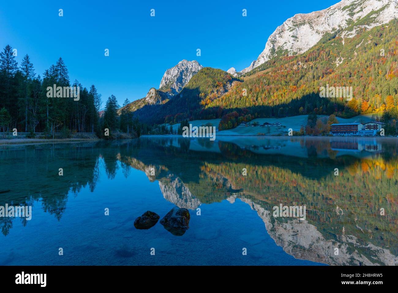 Lac Hintersee au début d'une matinée glacielle en octobre avec ses couleurs d'automne fantastiques, Ramsau près de Berchtesgaden, haute-Bavière, sud de l'Allemagne Banque D'Images