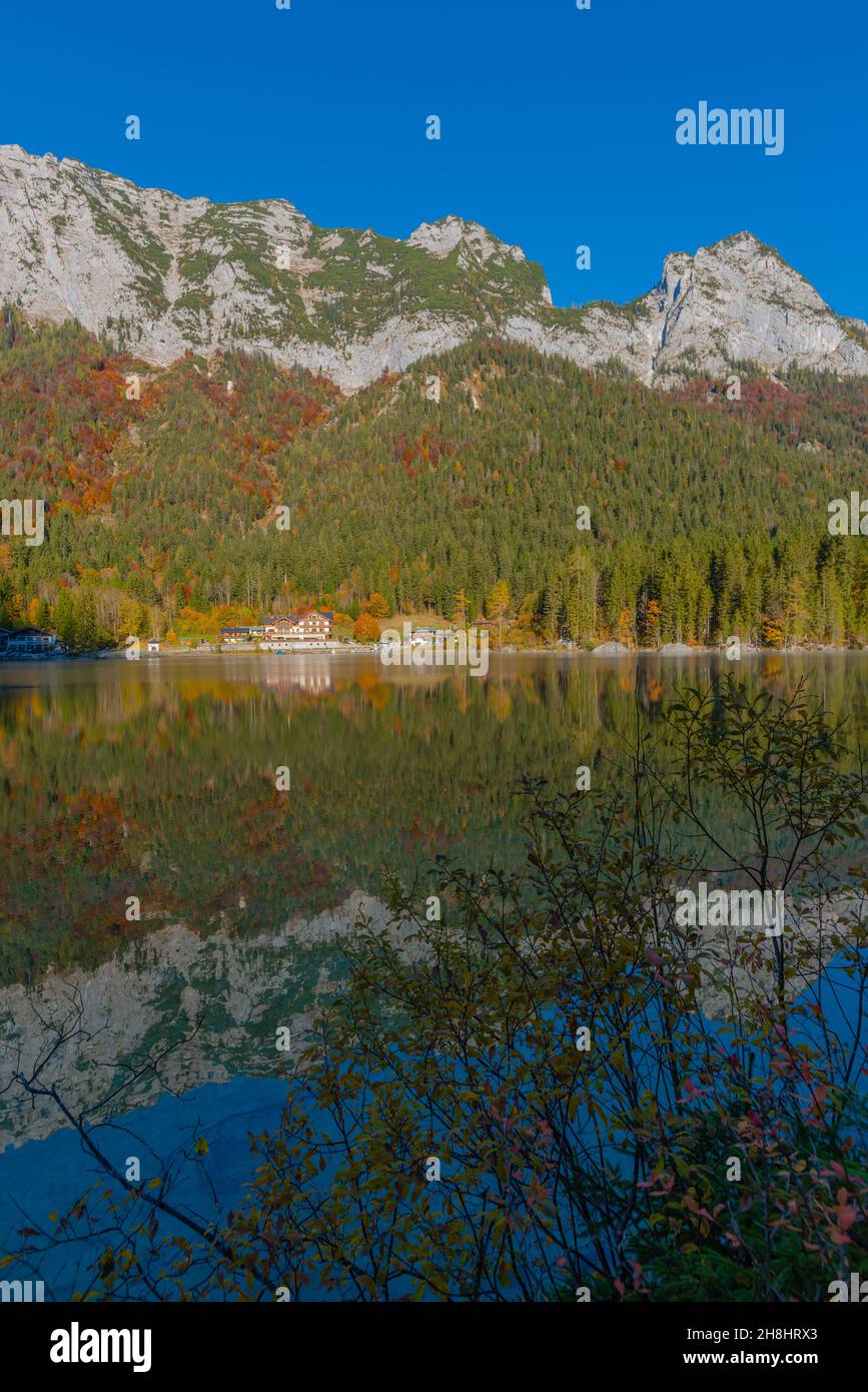 Lac Hintersee au début d'une matinée glacielle en octobre avec ses couleurs d'automne fantastiques, Ramsau près de Berchtesgaden, haute-Bavière, sud de l'Allemagne Banque D'Images
