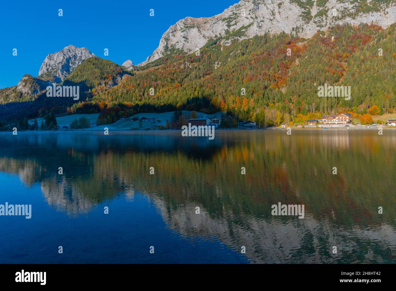 Lac Hintersee au début d'une matinée glacielle en octobre avec ses couleurs d'automne fantastiques, Ramsau près de Berchtesgaden, haute-Bavière, sud de l'Allemagne Banque D'Images