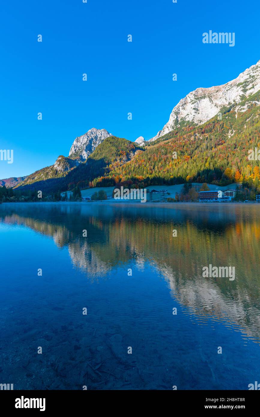 Lac Hintersee au début d'une matinée glacielle en octobre avec ses couleurs d'automne fantastiques, Ramsau près de Berchtesgaden, haute-Bavière, sud de l'Allemagne Banque D'Images