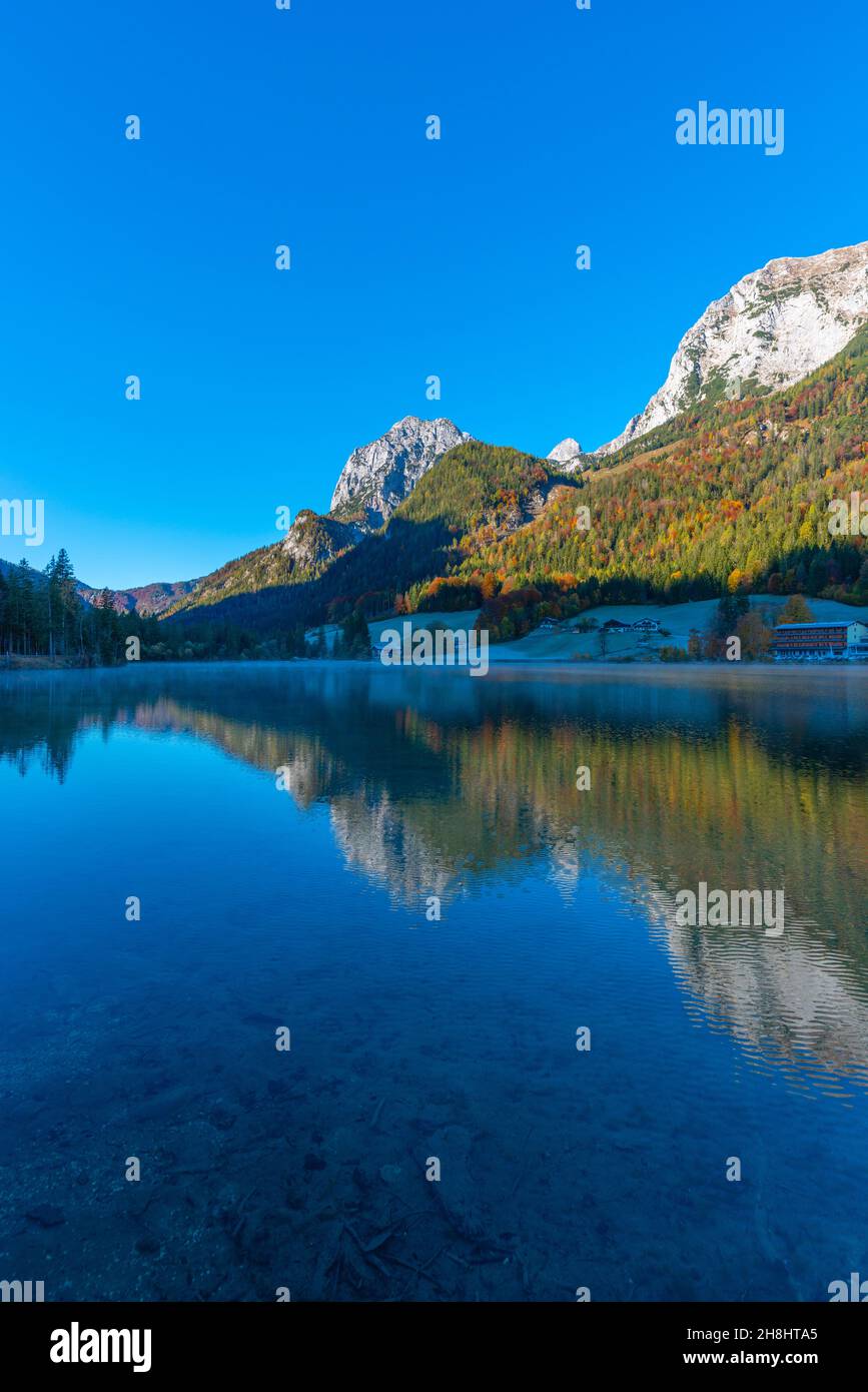 Lac Hintersee au début d'une matinée glacielle en octobre avec ses couleurs d'automne fantastiques, Ramsau près de Berchtesgaden, haute-Bavière, sud de l'Allemagne Banque D'Images