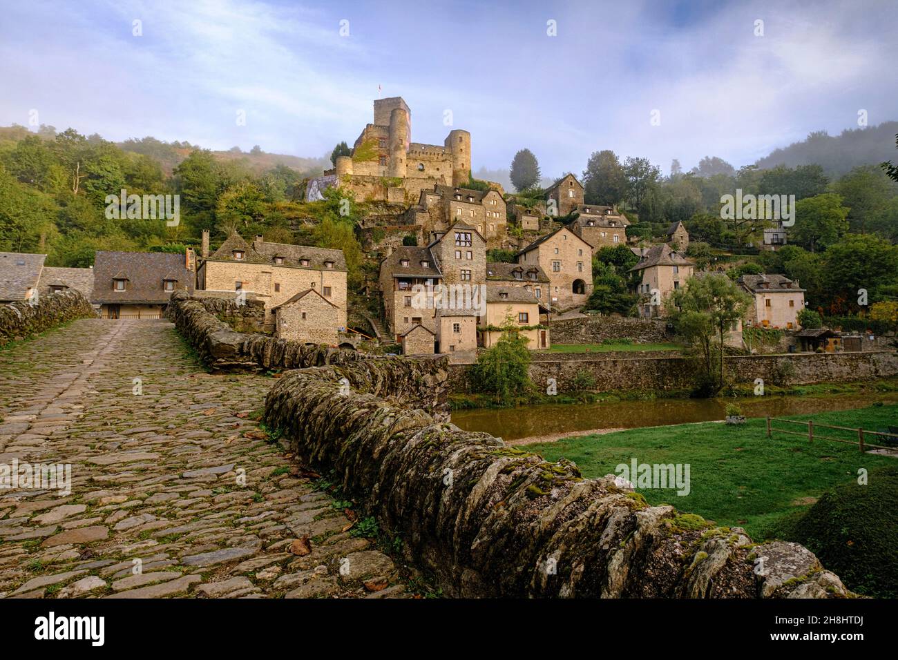 France, Aveyron, Belcastel, labellisé l'un des plus beaux villages de France, château, 10 ème siècle, chef-d'œuvre de Hera et Herakut, duo d'artistes allemands Banque D'Images