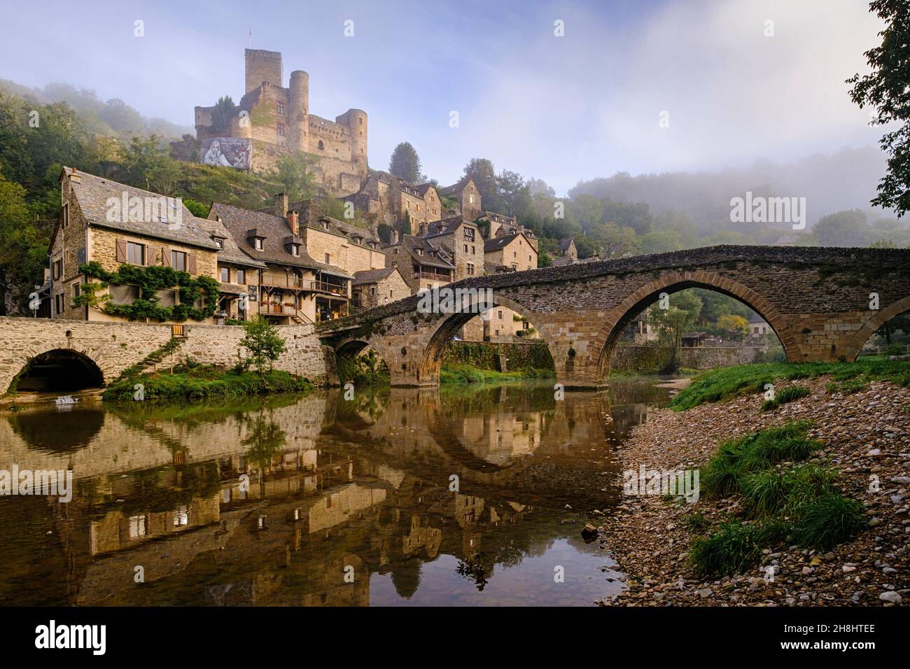 France, Aveyron, Belcastel, labellisé l'un des plus beaux villages de France, château, 10 ème siècle, chef-d'œuvre de Hera et Herakut, duo d'artistes allemands Banque D'Images