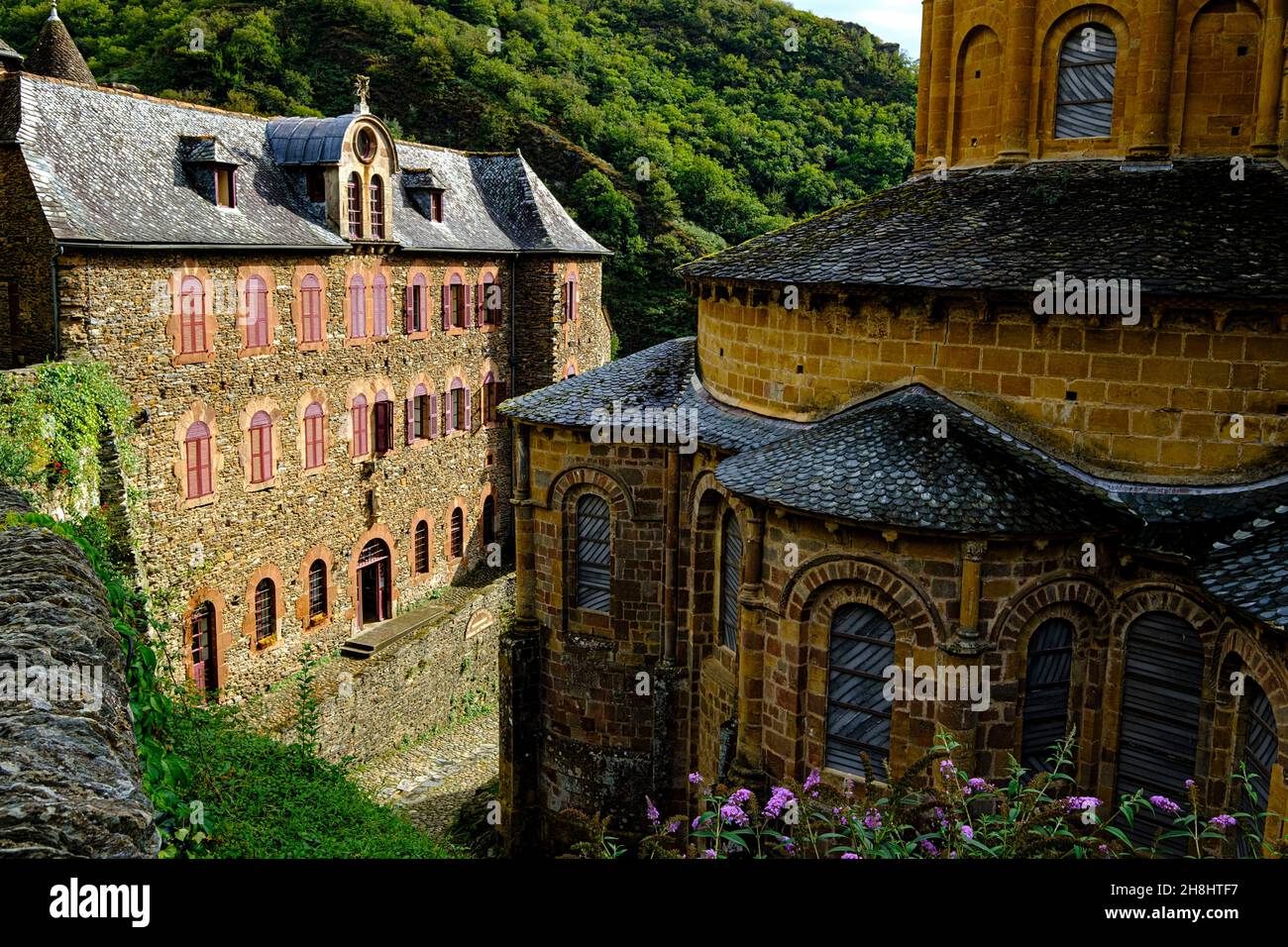 France, Aveyron, Conques, marquée comme l'un des plus beaux villages de France, un arrêt majeur sur le chemin de Saint-Jacques, l'église de Sainte-Foy datant du 11-12 ème siècle, de style romain Banque D'Images