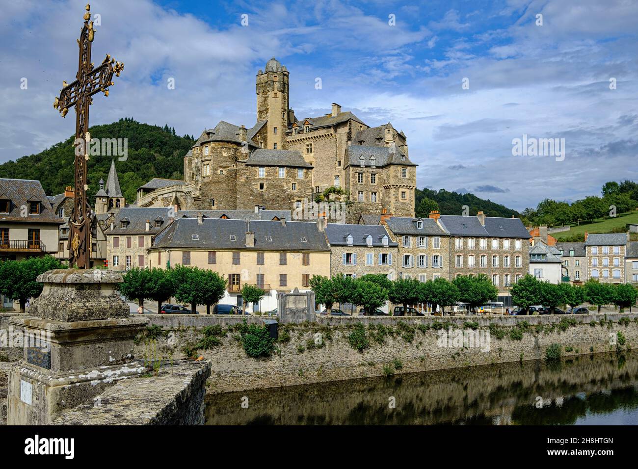 France, Aveyron, Estaing, labellisé l'un des plus beaux villages de France, château, 15 ème siècle, pont Estaing sur le Lot Banque D'Images