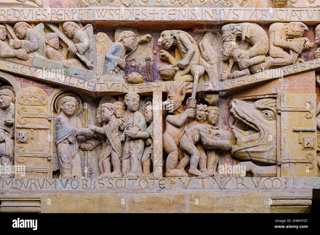 France, Aveyron, Conques, marqué l'un des plus beaux villages de France, un arrêt majeur sur le chemin de Saint-Jacques, l'église de Sainte-Foy datant du 11-12 ème siècle, de style romain, le tympan Banque D'Images