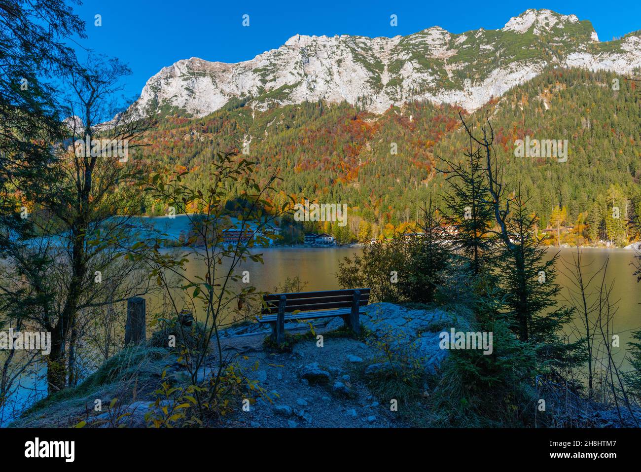 Lac Hintersee au début d'une matinée glacielle en octobre avec ses couleurs d'automne fantastiques, Ramsau près de Berchtesgaden, haute-Bavière, sud de l'Allemagne Banque D'Images