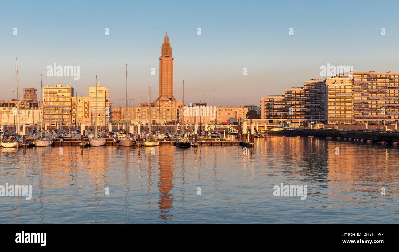 France, Seine Maritime, le Havre, centre-ville reconstruit par Auguste Perret et classé au patrimoine mondial de l'UNESCO, Anse de Joinville, port de plaisance et clocher de l'église Saint-Joseph en arrière-plan Banque D'Images