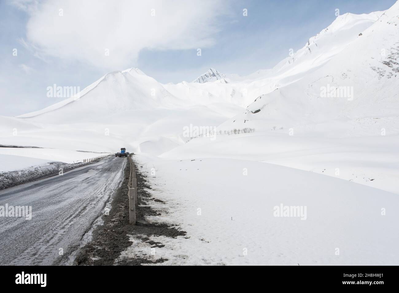 Col Jvari, partie de la route militaire géorgienne après les chutes de neige.Région de Mtskheta-Mtianeti, Géorgie, Caucase Banque D'Images