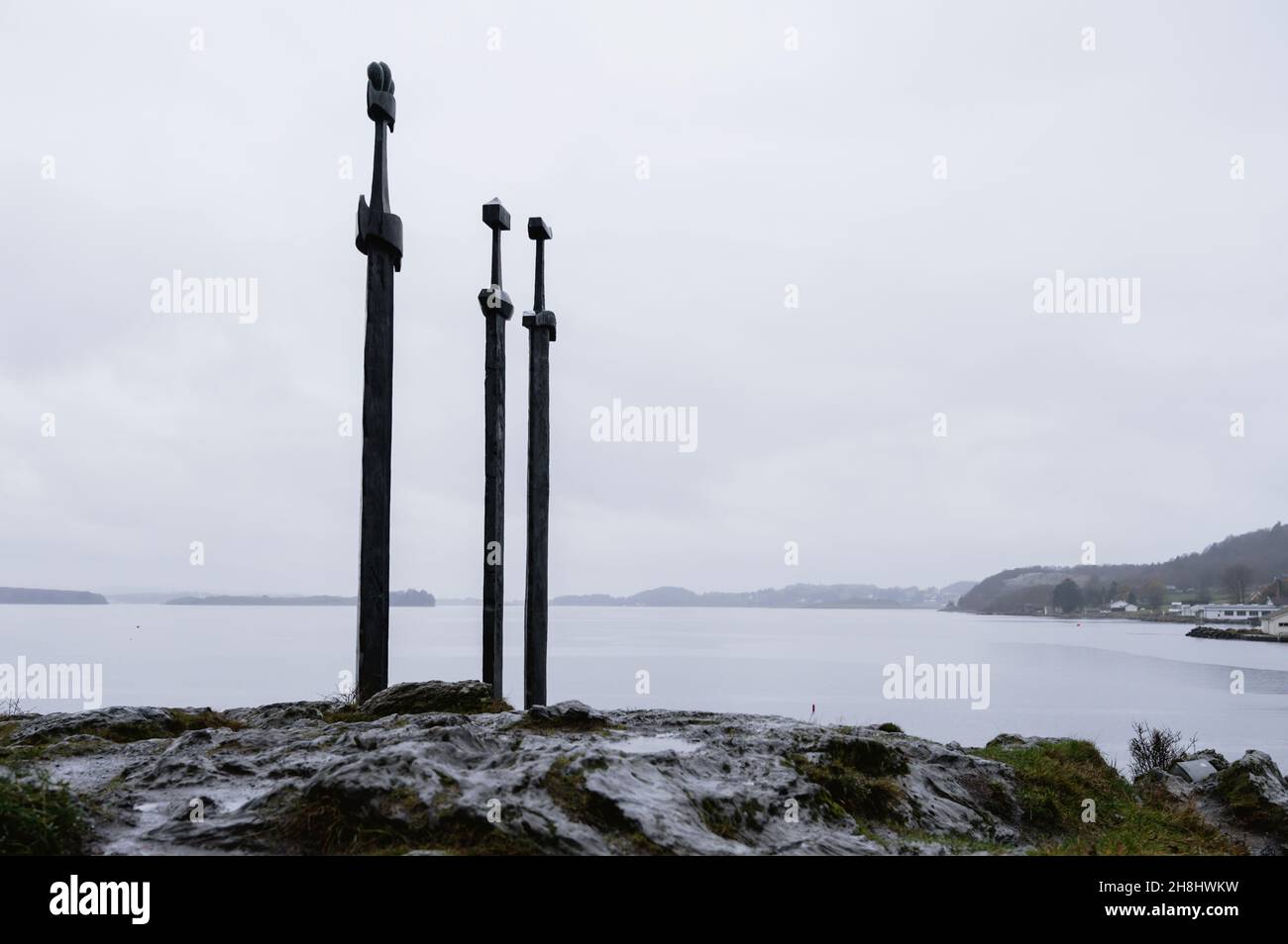 Swords in Rock (Sverd i fjell), monument situé dans le quartier Hafrsfjord de Madla, Stavanger.Jour pluvieux nuageux en Norvège. Banque D'Images