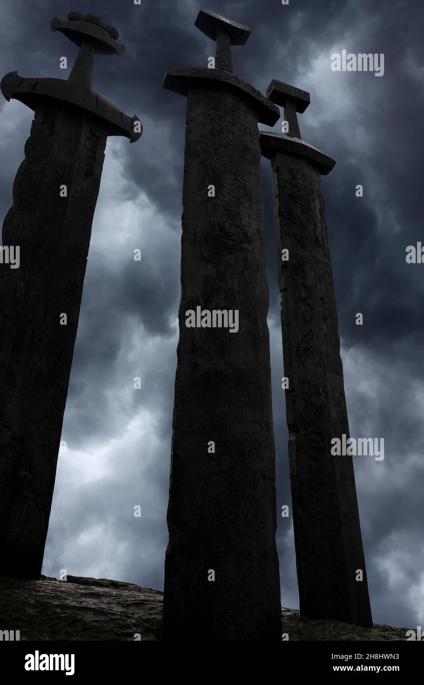 Swords in Rock (Sverd i fjell), monument situé dans le quartier Hafrsfjord de Madla, Stavanger.Jour pluvieux nuageux en Norvège. Banque D'Images