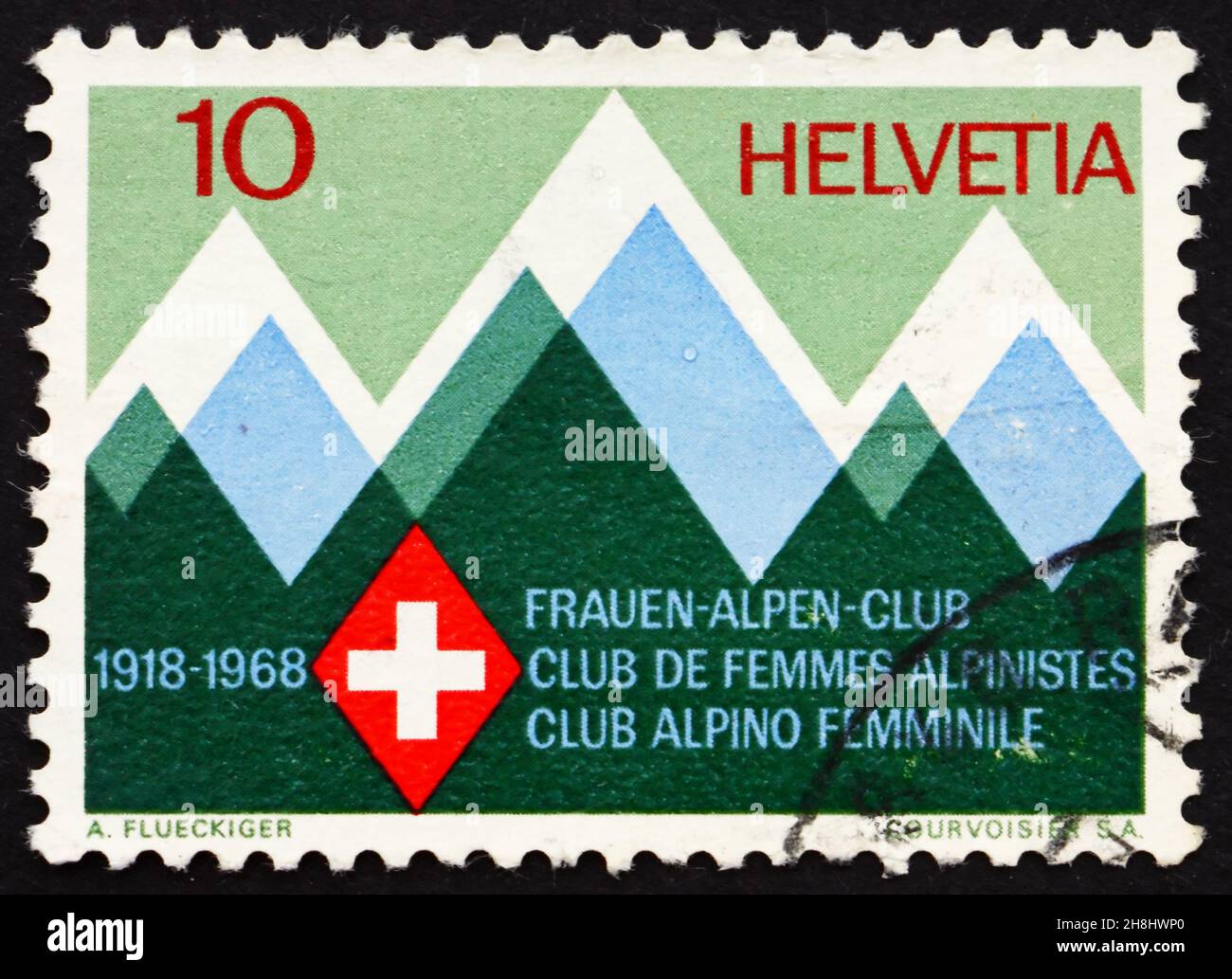SUISSE - VERS 1968 : un timbre imprimé en Suisse montre les montagnes et l'emblème du Club alpin féminin suisse, 50e anniversaire, vers 1968 Banque D'Images