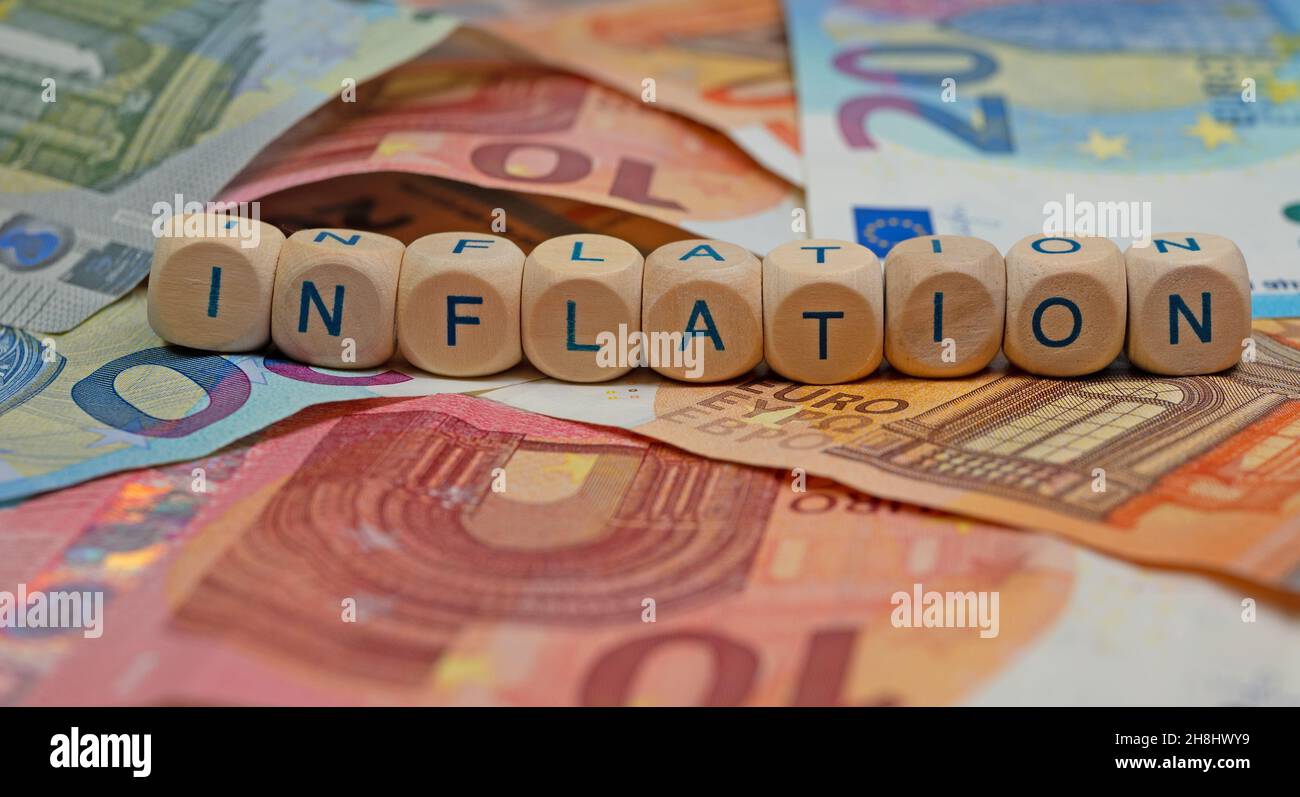 Le texte "inflation" sur les cubes et les billets de banque en bois Banque D'Images