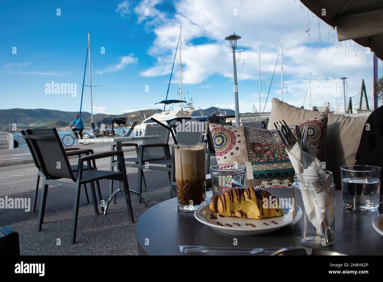 café et croissants au chocolat, plaisir dans le port de Volos, Grèce Banque D'Images