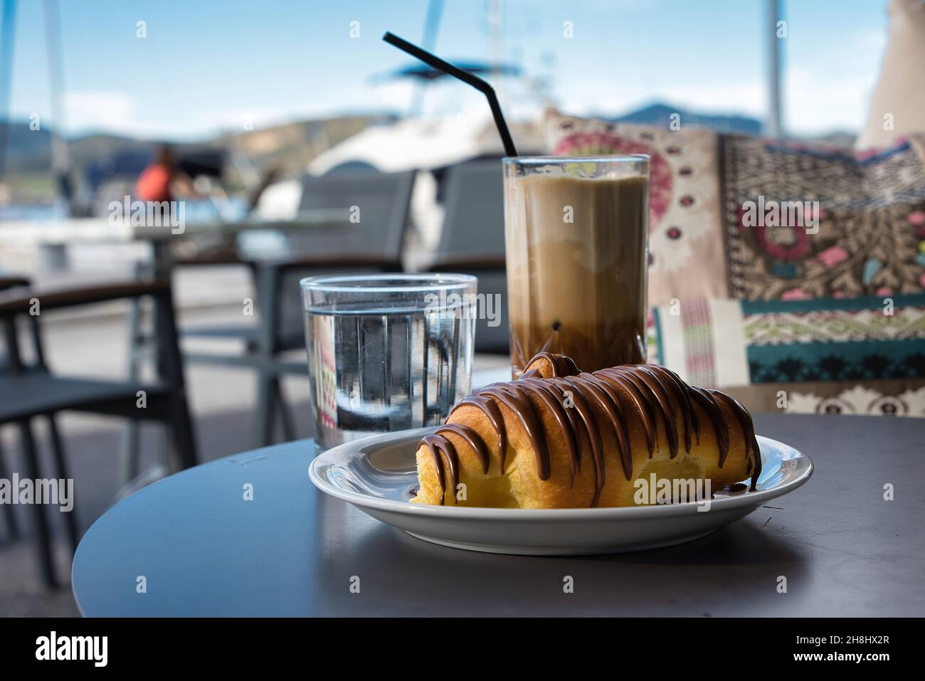 café et croissants au chocolat, plaisir dans le port de Volos, Grèce Banque D'Images