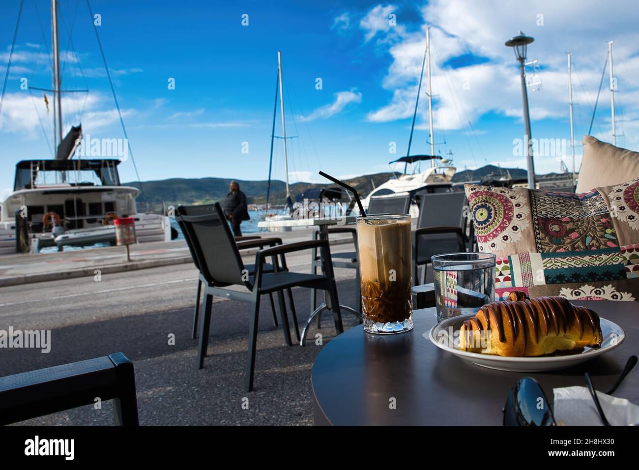 café et croissants au chocolat, plaisir dans le port de Volos, Grèce Banque D'Images