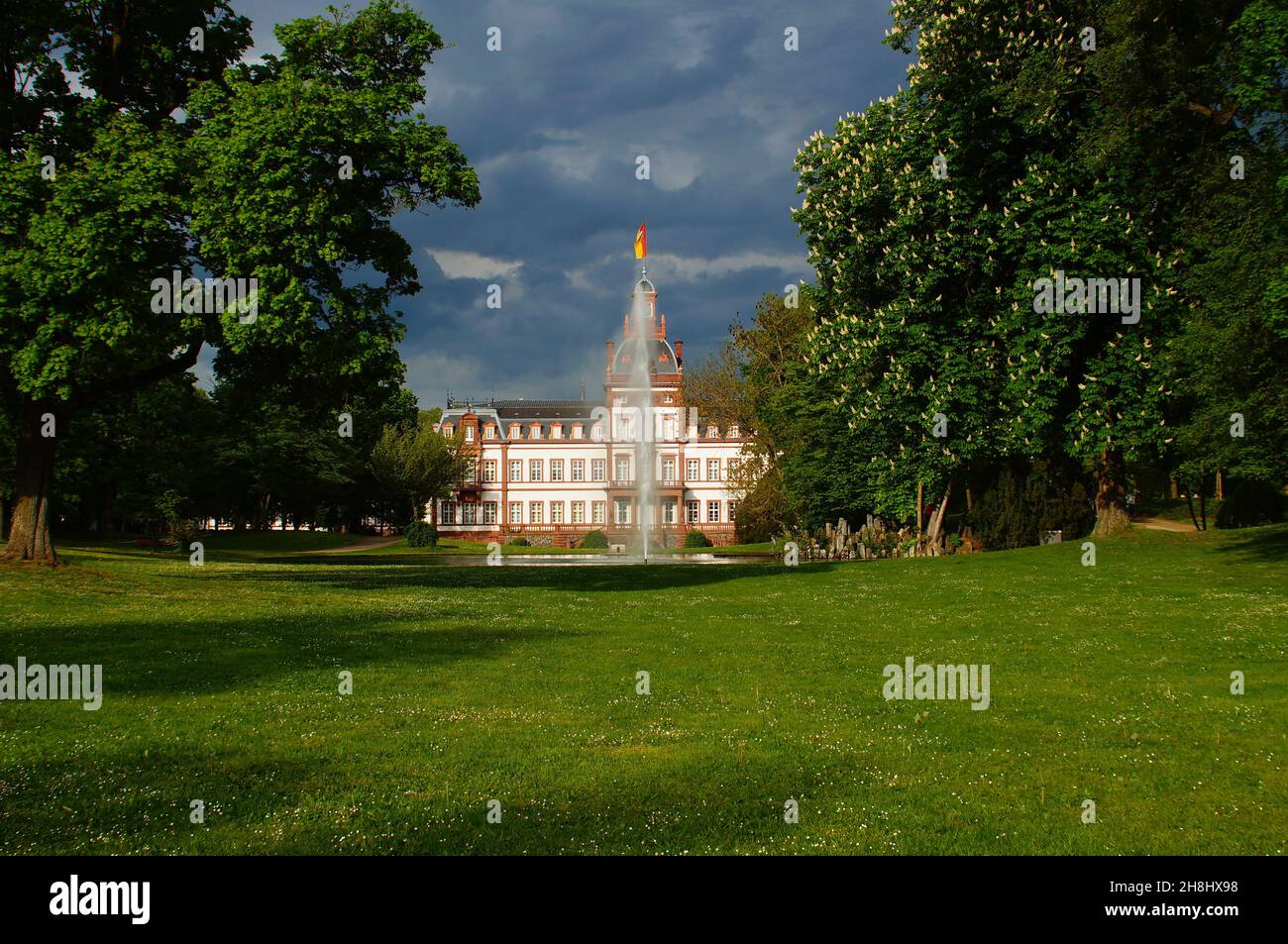 HANAU, ALLEMAGNE - 13 mai 2021 : le château de Philippsruhe à Hanau, Allemagne, dans la lumière du soir.Construit entre 1700 et 1725.Parc et fontaine au printemps.D Banque D'Images