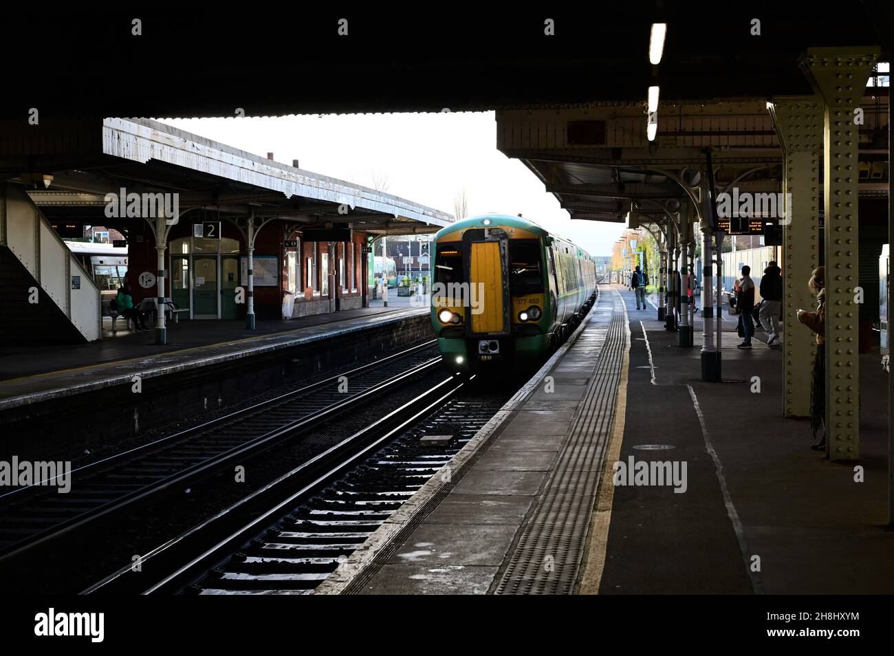 Un train électrique du sud à la gare de Horley. Banque D'Images