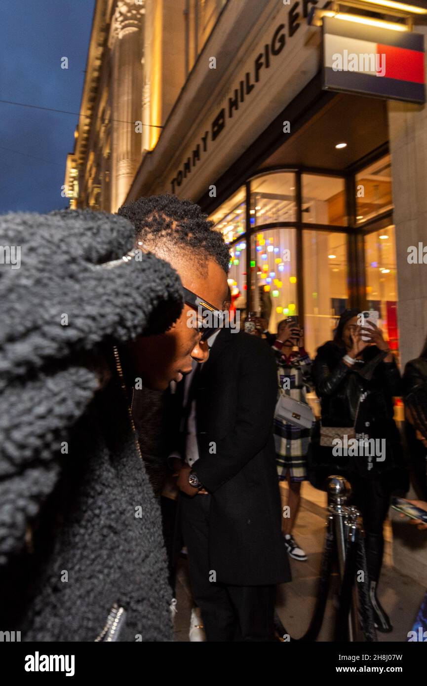 Londres, Royaume-Uni.30 novembre 2021.(C) le chanteur nigérian WizKid  arrive au magasin Tommy Hilfiger de Regent Street pour une apparition  publique à l'intérieur avec Tommy Hilfiger.Credit: Stephen Chung / Alamy  Live News Photo