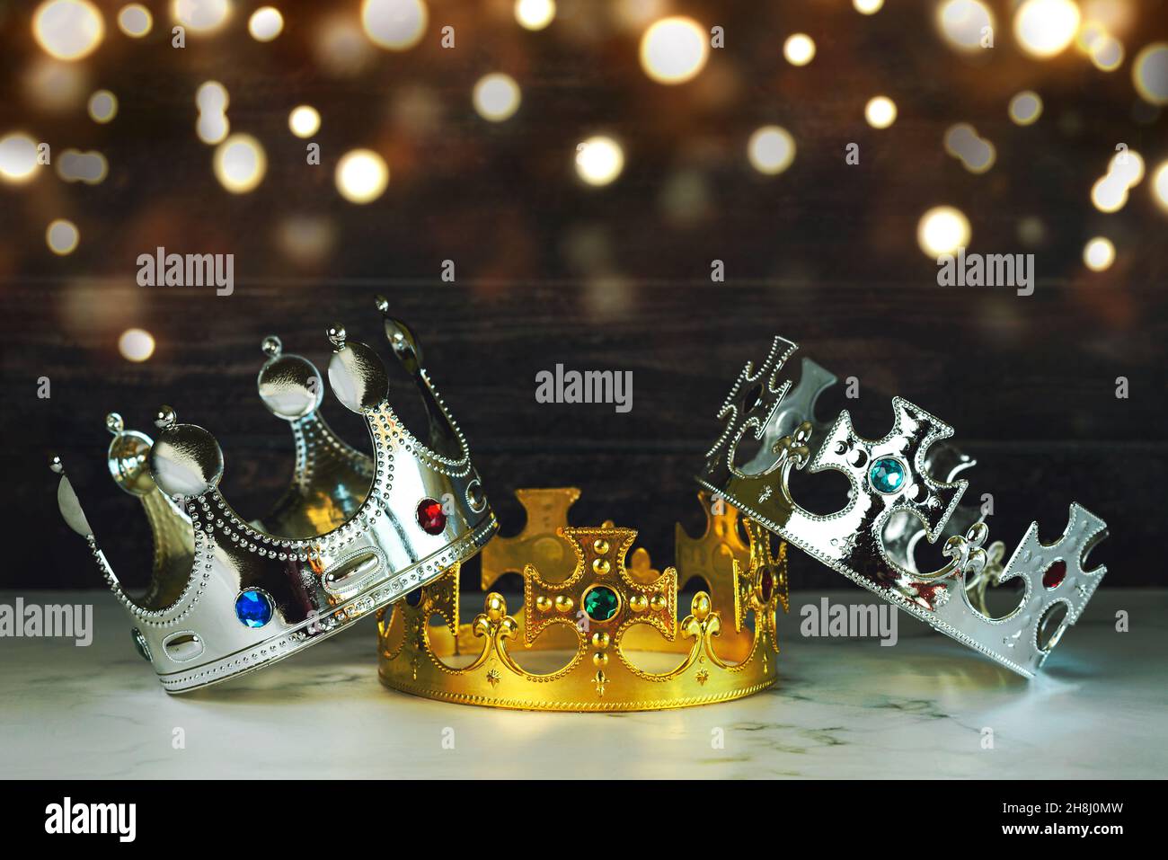 Trois couronnes des trois sages avec des lumières de Noël sur une table.Concept pour la journée Dia de Reyes Magos.Trois sages Banque D'Images
