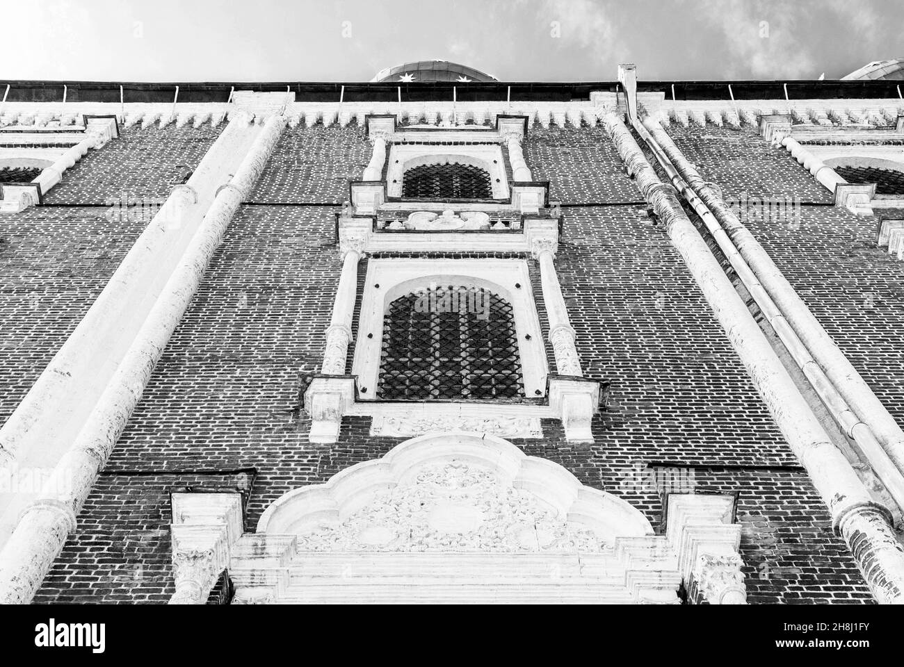 Éléments de la façade de la cathédrale de Dormition du Kremlin de Ryazan lors d'une journée d'été contre le ciel Banque D'Images