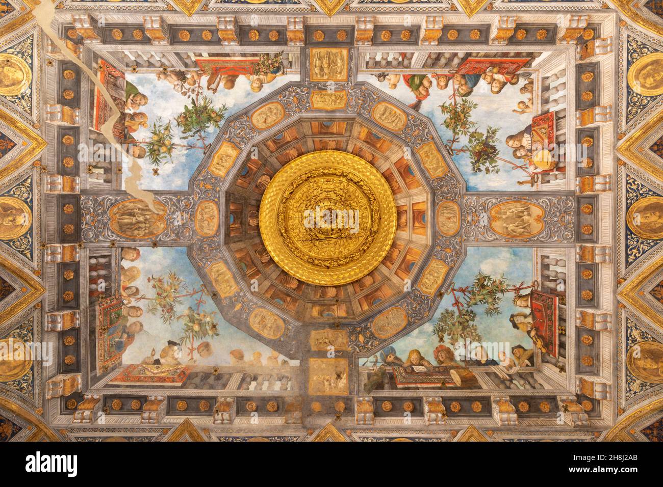 FERRARA, ITALIE - 9 NOVEMBRE 2021 : les fresques du plafond Renaissance dans le palais Palazzo Costabili par Benvenuto Tisi (Garofalo 1481 – 1559) Banque D'Images