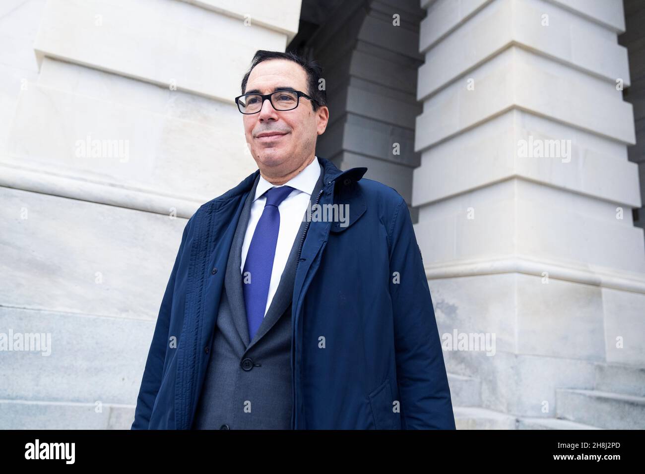 ÉTATS-UNIS - 30 NOVEMBRE : l'ancien secrétaire au Trésor Steven Mnuchin quitte le Capitole des États-Unis après une réunion avec le chef de la minorité du Sénat Mitch McConnell, R-Ky., le mardi 30 novembre 2021.(Photo de Tom Williams/CQ Roll Call/Sipa USA) Banque D'Images