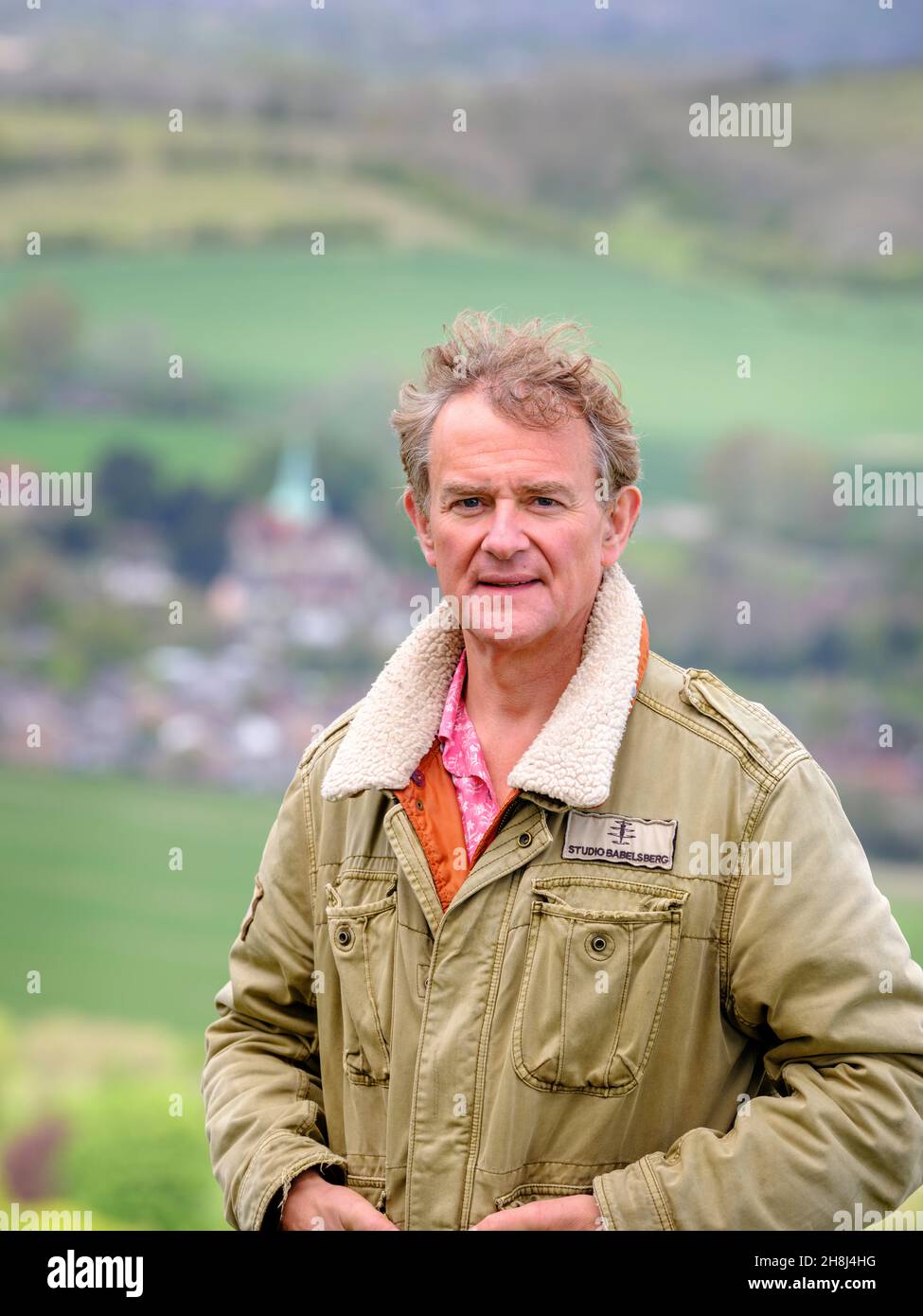 L'acteur Hugh Bonneville marche ses chiens sur les South Downs près de Chichester, West Sussex, Royaume-Uni.Usage Editioral uniquement. Banque D'Images
