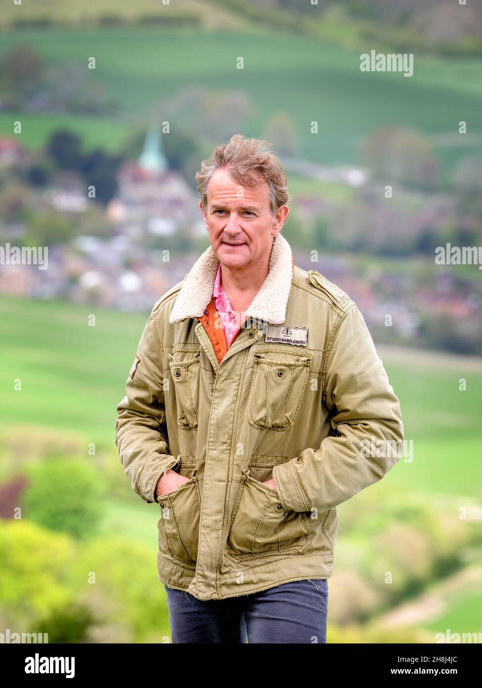 L'acteur Hugh Bonneville marche ses chiens sur les South Downs près de Chichester, West Sussex, Royaume-Uni.Usage Editioral uniquement. Banque D'Images