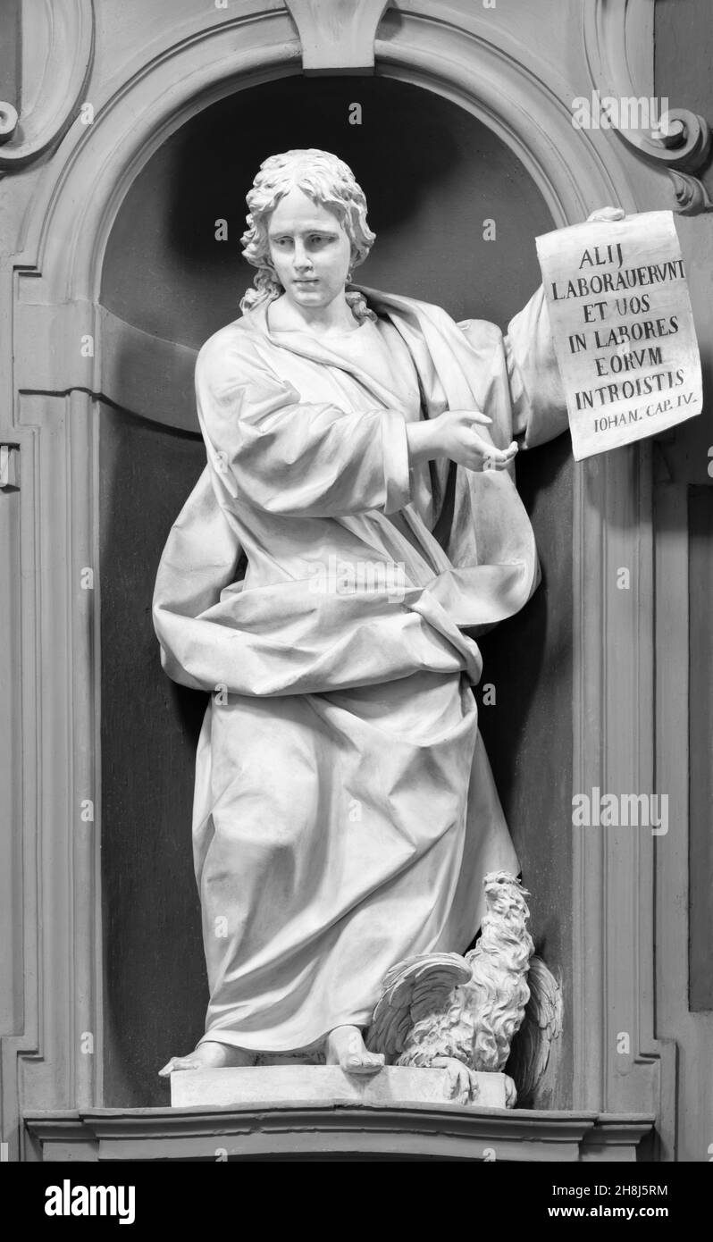 FORLÍ, ITALIE - 11 NOVEMBRE 2021 : la statue de Saint Jean l'évangéliste dans l'église Chiesa di Santa Lucia par Antonio Trentanove (1840 - 1812). Banque D'Images