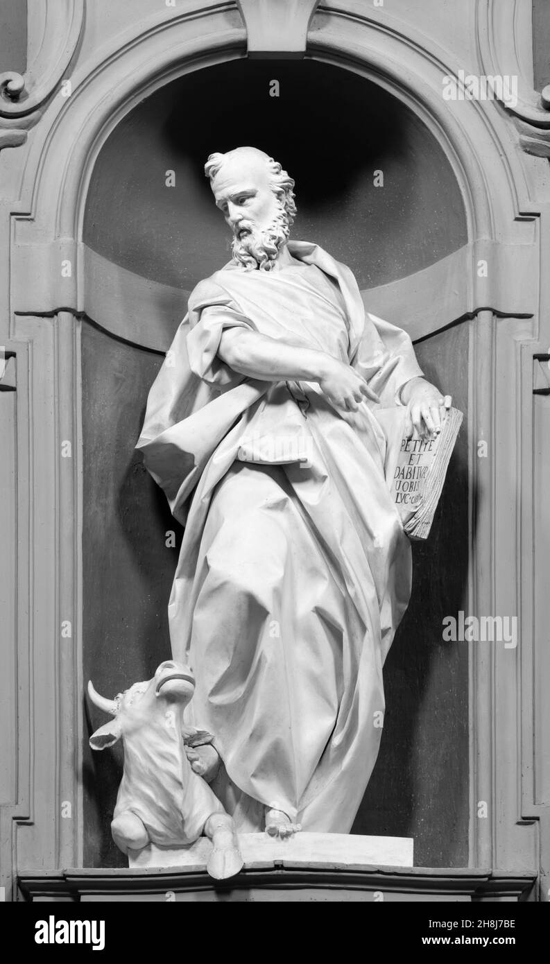 FORLÍ, ITALIE - 11 NOVEMBRE 2021 : la statue de Saint-Luske l'évangéliste de l'église Chiesa di Santa Lucia par Antonio Trentanove (1840 - 1812). Banque D'Images