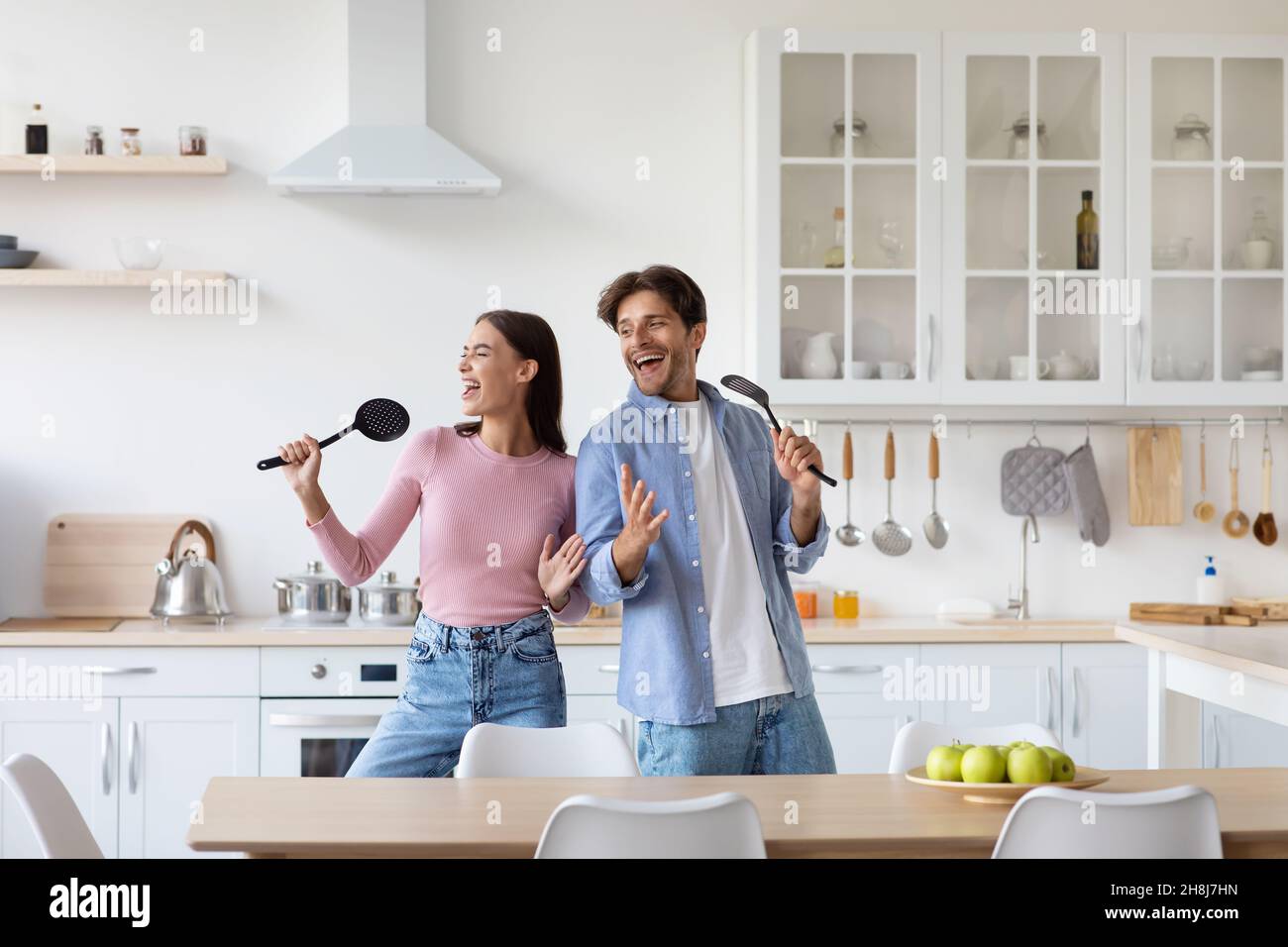 Joyeux et heureux jeune européen homme et femme ont plaisir ensemble, chantant la chanson Banque D'Images