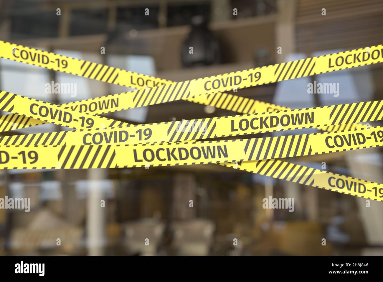 Ruban barrière limitant l'accès à un restaurant ou à un magasin.Texte d'avertissement « COVID-19 » et « LOCKDONW » sur la bande. Banque D'Images Ruban barrière limitant l'accès à un restaurant ou à un magasin.Texte d'avertissement « COVID-19 » et « LOCKDONW » sur la bande. Banque D'Images